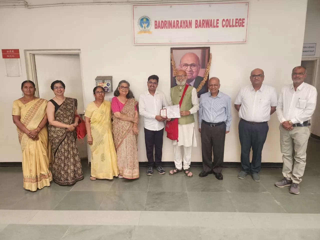 MBSI Best Student Award presented to Chaitanya Iware by Padma Shri Udayji Deshpande